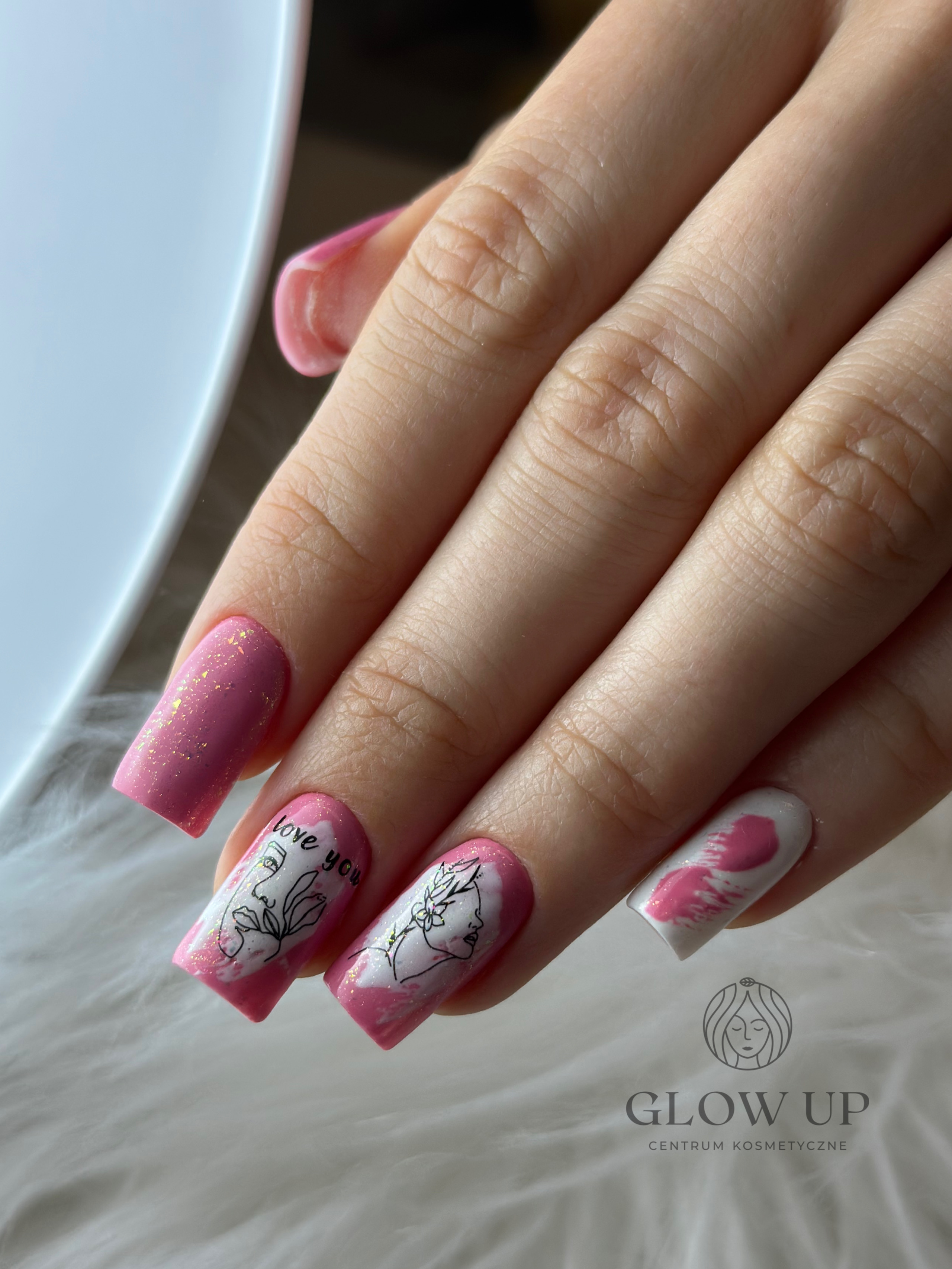 Manicure hybrydowy nude w salonie Glow Up Lublin