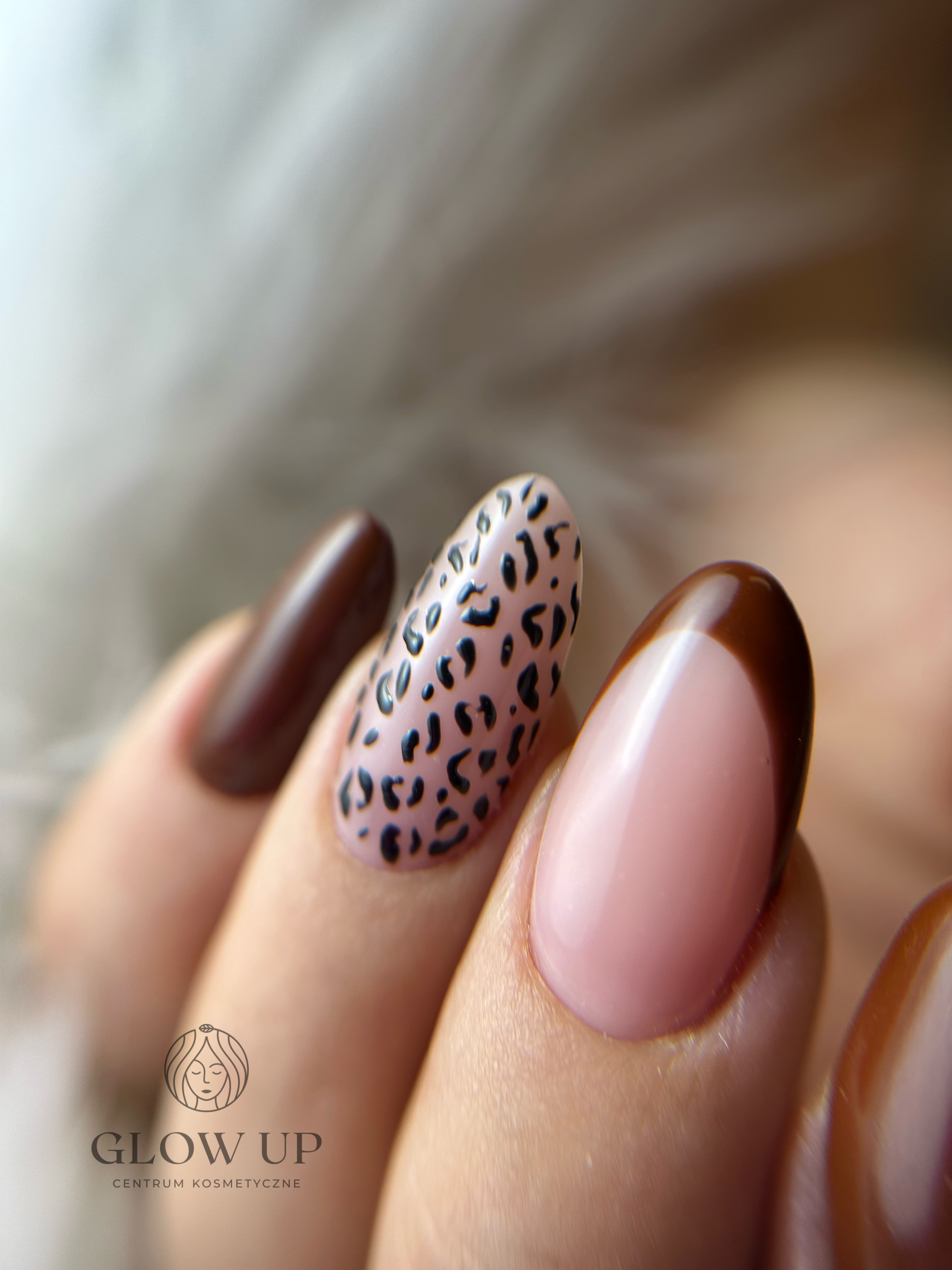 Naturalny manicure hybrydowy wykonany w Glow Up