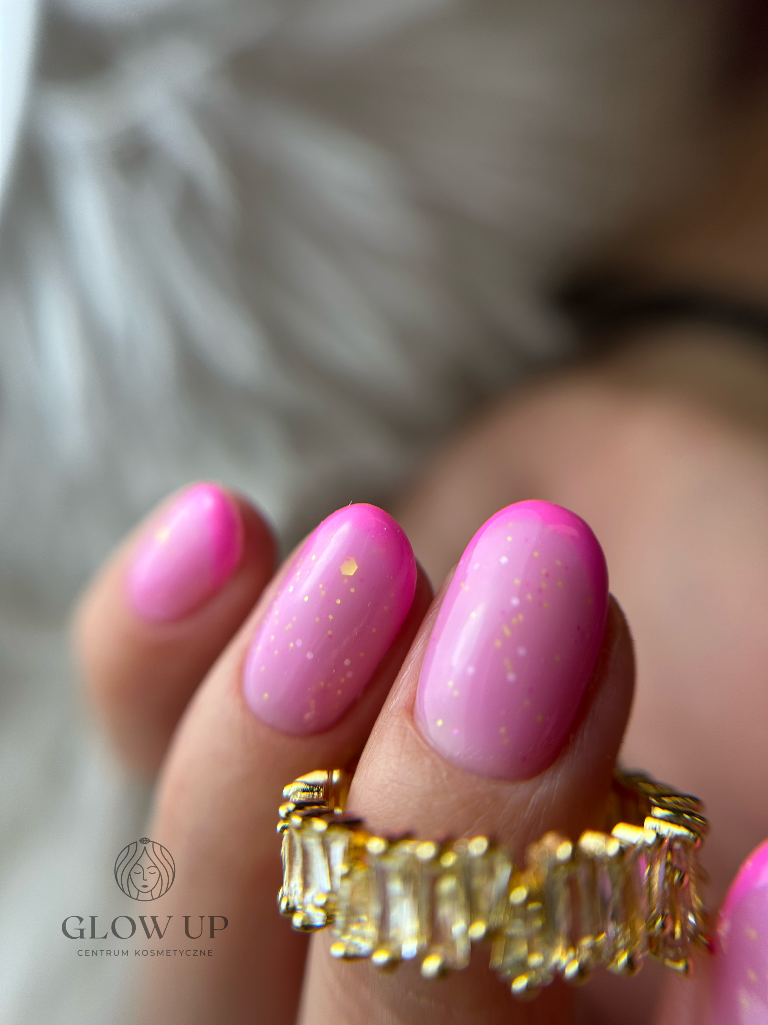 Klasyczny manicure french w salonie Glow Up