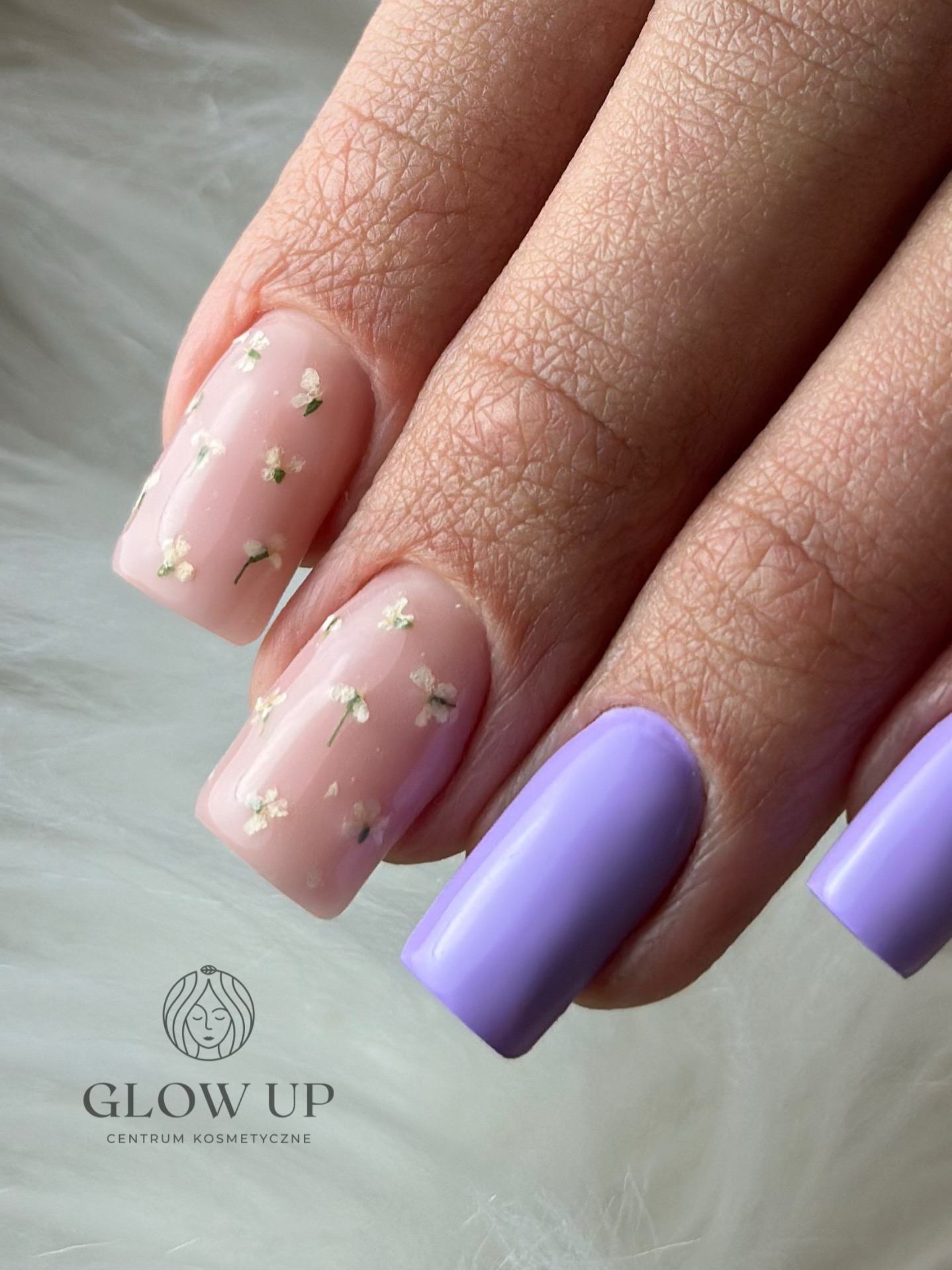 Stylizacja paznokci w salonie Glow Up Lublin - manicure hybrydowy i żelowy