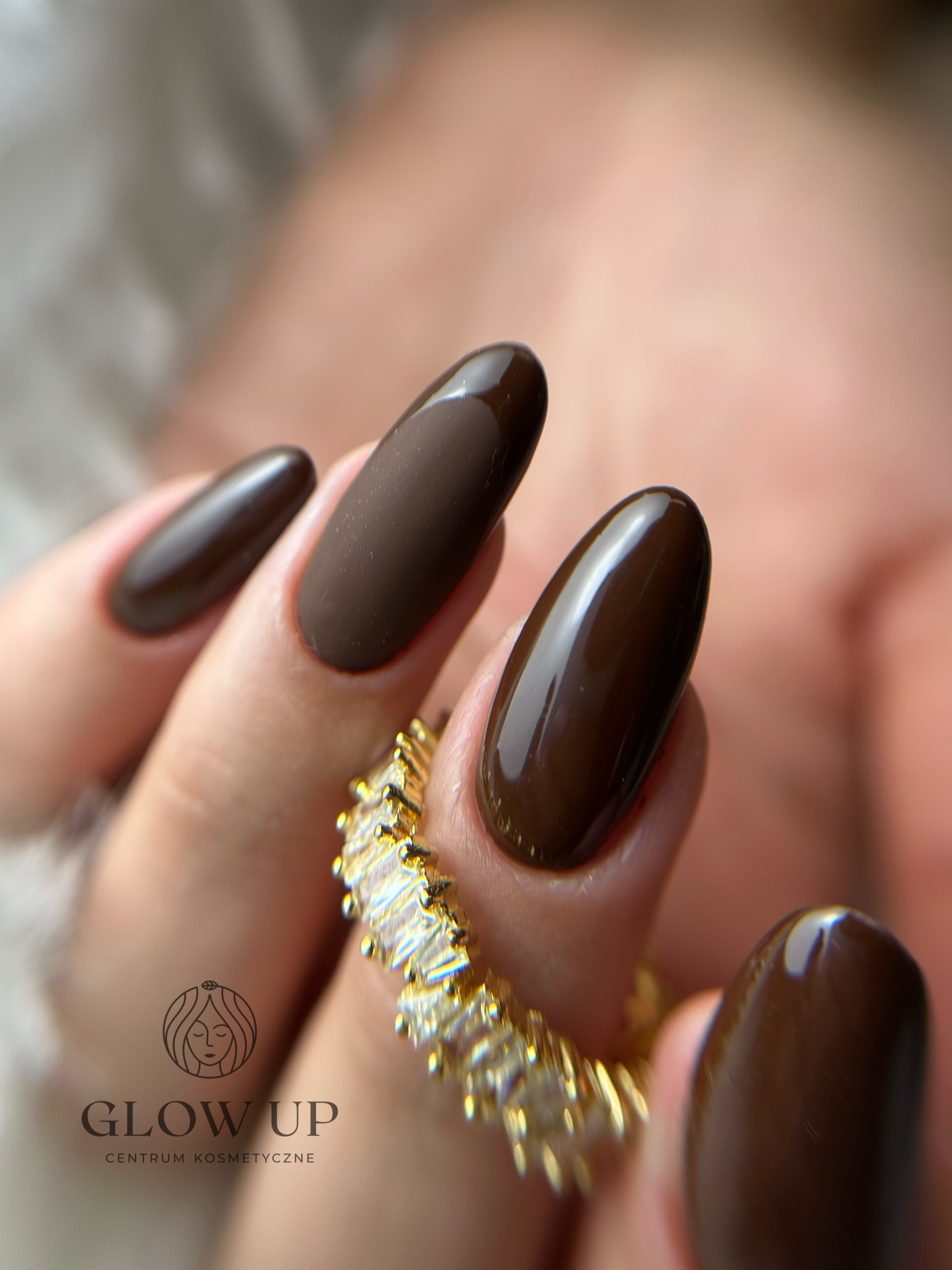 Stylizacja paznokci w salonie Glow Up Lublin - manicure hybrydowy i żelowy